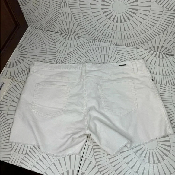Carve Designs NWT Women’s White Cut Off Flat Front Shorts Size 14 - Picture 4 of 7